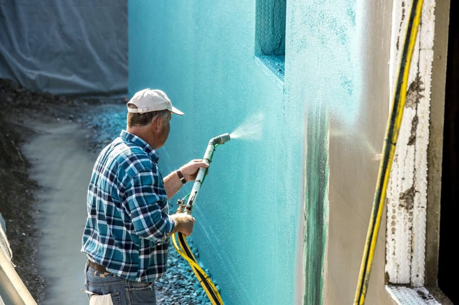 Reakwtywna masa hydroizolacyjna BOTAMENT® RD 2 The Green 1 nakładana metoda natrysku, pozwala na zabezpieczenie przyziemnej części budynku pzred wodą. fot. BOTAMENT Reakwtywna masa hydroizolacyjna BOTAMENT® RD 2 The Green 1 nakładana metoda natrysku, pozwala na zabezpieczenie przyziemnej części budynku pzred wodą. fot. BOTAMENT